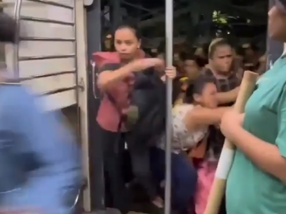 インド人の電車の乗り方がヤバ過ぎるｗ　海外の反応。