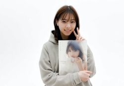 【粋】西野七瀬、後輩の写真集をむぎゅっｗｗｗ