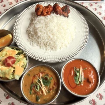 　北インド料理「サフラン」（池袋）でランチ・カレー２種（４種豆とほうれん草＆マトン）の「王様セット」