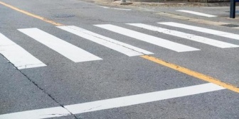 原付で運転中、横断歩道を歩行者が渡っていたので一時停止したら、後ろの車に追い越された。