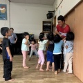 ひよこ保育園で熊倉選手大人気　＠ N田
