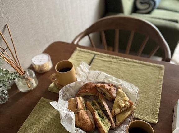 半年ぶりに東京の次女の家にお泊りと帰ってきて土曜日の晩ごはん、大きすぎる大葉ｗ