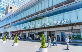 鬼滅の刃とコラボした新宿駅が「めっちゃ仕事に行きたくなくなる感じ」になってしまう