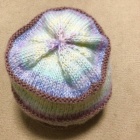 『色とりどりの毛糸でメリヤス編みだけで簡単に作る帽子』の画像