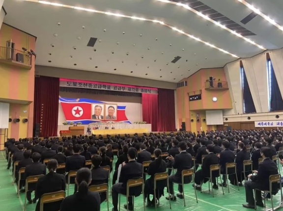 日本にある朝鮮学校の卒業式の写真が話題に！　海外の反応。