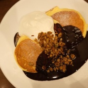 【福岡 天神】幸せのパンケーキ　　ホットチョコレートパンケーキ　自家製グラノーラがけ