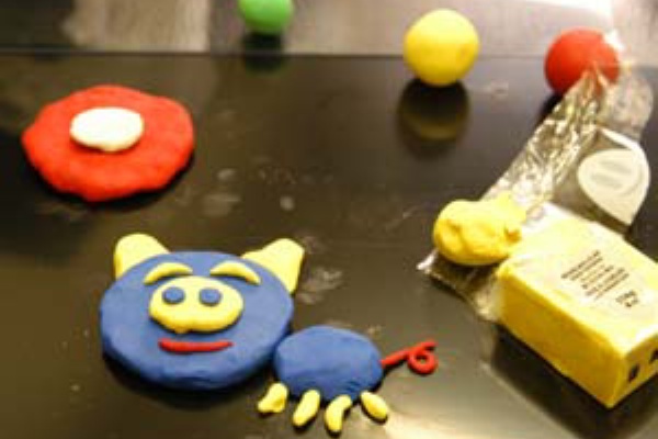 クレイアニメの作り方まとめ 手作りクレイアニメの作り方 自作 工作 粘土 Diy Diyナビ Diyパソコンデスク作り方