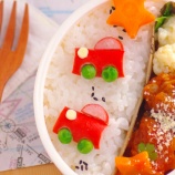 『赤ソーセージの簡単自動車キャラ弁』の画像