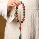 生薬の香珠が紡ぐ、新たなかたち。18玉の天然生薬製ブレスレット数珠