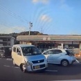 【衝撃】セブンの駐車場でとんでもない事故が発生…踏み間違いのレベルがヤバすぎると話題にｗｗｗｗｗ