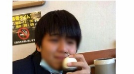 【バカッター】「俺の鼻くそ入り醤油を食べる人かわいそうな」…醤油を鼻に入れる学生が炎上