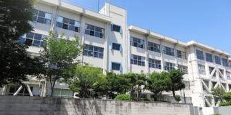 付き合って2年近く経つけど、私の出身高校を彼には言っていない。その理由は…