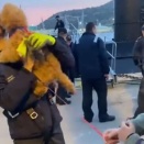 「…このニオイは……！！」　久しぶりに会う飼い主に、興奮しきりの犬