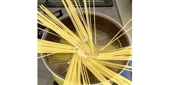 パスタを作ることにしたら、妻がバジル、私は明太子、息子はナポリタンを所望したから結局面倒くさかった