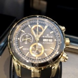 『【01123-37J5-NID5】クリスマスの夜空の下で、キラリと輝く腕元は"エドックス"』の画像