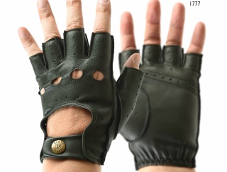 ハンドル越しに存在感を放つ、DENTS Snetterton