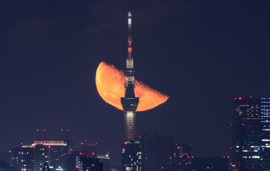 『投稿：スカイツリーと下弦の月【追記】2025/10/15』の画像