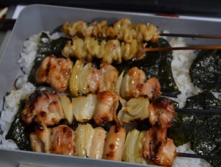 夏休みも終わるしやきとり弁当作るよー