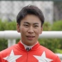 横山武史騎手が落馬で救急車搬送へ。競走馬がぶつかり振り落とされてしまう