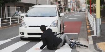 目の前で車と男子高校生の衝突事故を目撃→救急車が来るまで対応しその場は解散。後日現場を通ると嬉しい出来事が