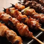 焼き鳥を串から外して食べるのはマナー違反か？店「外すな」 客「外した方が食べやすい」