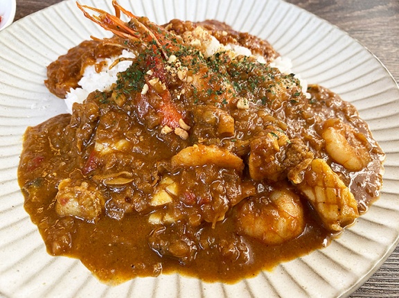 あいがけは2種類のカレーを食べれるよ！七飯町本町「カレーのお店 ぶぅ」