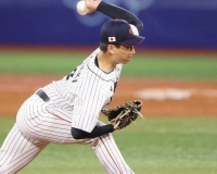 初登板の阪神・岩崎がピンチ切り抜ける　2死二、三塁で救援し1球で遊ゴロに