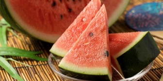 息子が最近すぐ怒るのが地味にストレス。さっきも食後にスイカを食べてた息子にいつも飲んでる温かい紅茶は飲まないのか？と聞いただけでも怒った口調で反論してきた