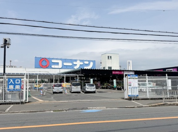 府道16号線ぞい芝生町の「コーナン」が営業しながら店舗改装してる。8月9日リニューアルオープン予定