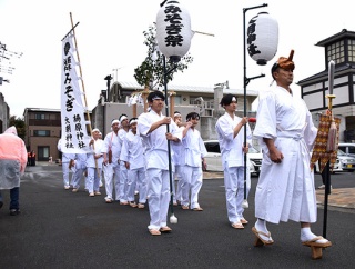 見てるだけで足先まで冷える。「寒そう」を超えてくる沼津の冬の風物詩「海中みそぎ」は1月12日に開催。