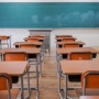 【衝撃事実】小学校の方角の授業で教頭先生が教えた『衝撃の法則』が話題騒然！　「黒板が◯、窓が●…どこ学校も大体同じです」」