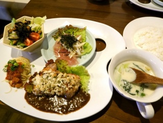 Cafe de TRONC　（ｶﾌｪ ﾄﾞﾄﾛﾝ）　～　8月のプレートランチ