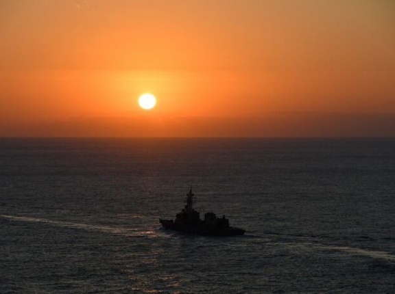 朝靄かかる新春の空、SH-60Kから望む護衛艦「いかづち」と初日の出！