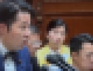 【悲報】自民の女性議員さん、国会中継中に変顔して遊んでしまう