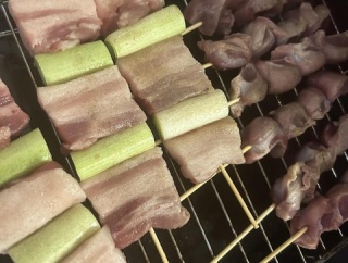 焼き鳥を串打ちから作ります