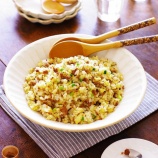 『本日8月12日発売！香ばしさとコクを加えてくれるハウス「焦がしにんにく」で風味倍増♪キッチンバサミと耐熱容器で作れる★「レンチン！チャーハン」【レシピ1882】【スパイス大使】』の画像