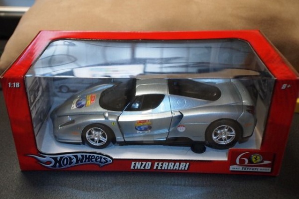 Hot Wheels Enzo Ferrari 60周年記念モデル（ホットウィール