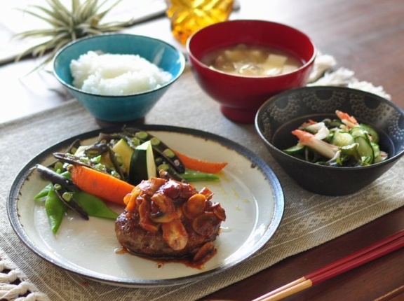 こんにゃくに味がしみない…を解決！調味料少なめでおいしい「炒め煮」のコツ/大人のためのこってり濃厚ハンバーグで晩ごはん