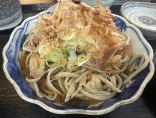 坂井市三国町でおろし蕎麦巡り２は本業は荒物屋の「手打ちそば処 たけうち」地元丸岡産のそば粉を使用た手打ち二八そば