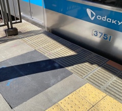 小田急の新百合ヶ丘駅でホームドアの設置準備が始まったのは何を意味するのか