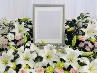 【終活】友人の葬式に参列してきたんだけど、遺影が闘病中の時に撮影したもので…　人生折り返し地点だしそろそろ遺影考える良い機会になった