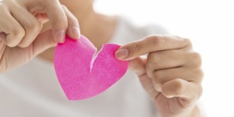 私達夫婦と友人カップルで我が家で鍋パした時、友人(男)がサプライズプロポーズし驚きながらも承諾。しかしその翌朝友人(男)から旦那にメール「昨日の件は無しで」