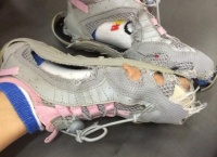 【悲報】小林茉里奈の靴がヤバすぎる… まゆゆも心配する