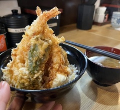 【東京散歩】神田神保町の老舗天麩羅「はちまき」で天丼ランチ｜行列必至の人気店♬