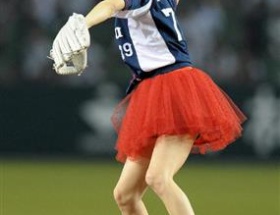 E-girlsの金髪の始球式wwwwwwwwww