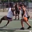 お嬢ちゃん逃げるなら今のうちだぜ？からのストリートバスケで大人を圧倒する少女。海外の反応