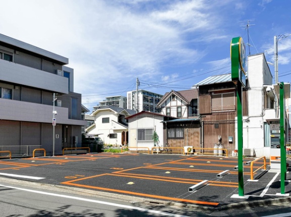 鶴間駅ちかくにつくってたコインパーキングオープンしてる。「FOOD&WINE deux」があったとこ
