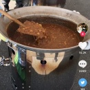 自衛隊さん、スコップでカレーを作ってしまい国民から不潔と叩かれ大炎上