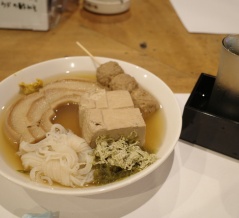 【旭川・パリ街】出汁が染みたおでんにとろろ昆布をたっぷりと。路地裏名店「飲み食い処 ふく」