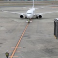 航空会社のラウンジで滑走路を眺める